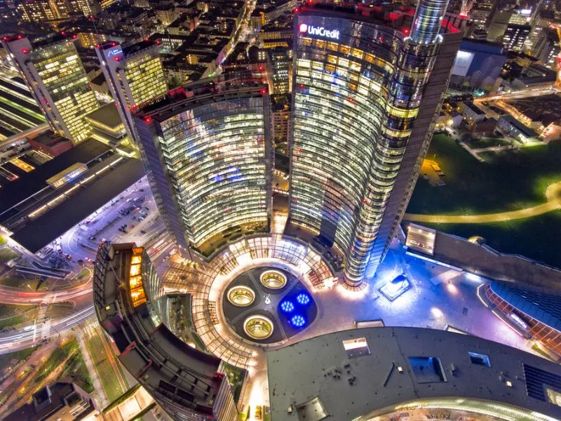 piazza gae aulenti di notte
