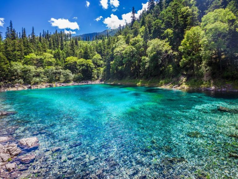 lago vicino a milano
