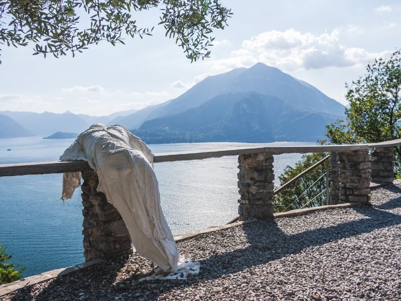 Castello di Vezio e le Statue dei fantasmi Castello di Vezio e le Statue dei fantasmi